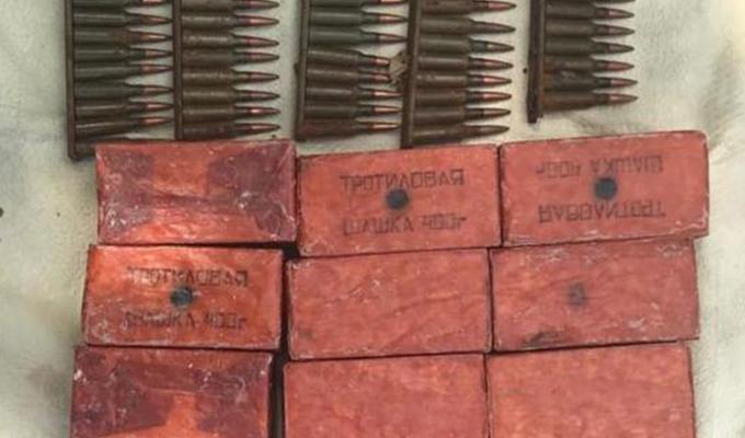 СБУ виявила схрони з гранатами та вибухівкою у підвалі багатоповерхівки і колишньому дитячому таборі