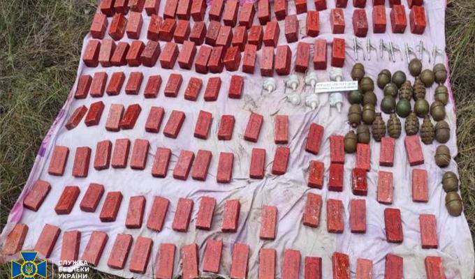 На Луганщині СБУ виявила схрон з 36 кг тротилу 