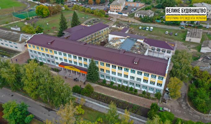 Велике будівництво на Луганщині: Фотозвіт відновлення ліцею у Новоайдарі