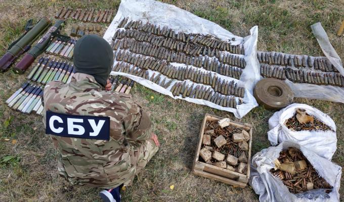 На Луганщині СБУ виявила схрон з гранатометами та артилерійськими снарядами