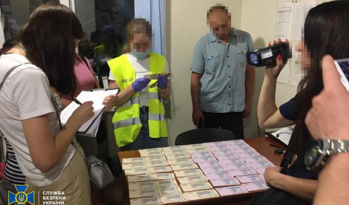 На Луганщині намагалися підкупити співробітника СБУ: той відмовився і зловмисницю викрили «на гарячому»