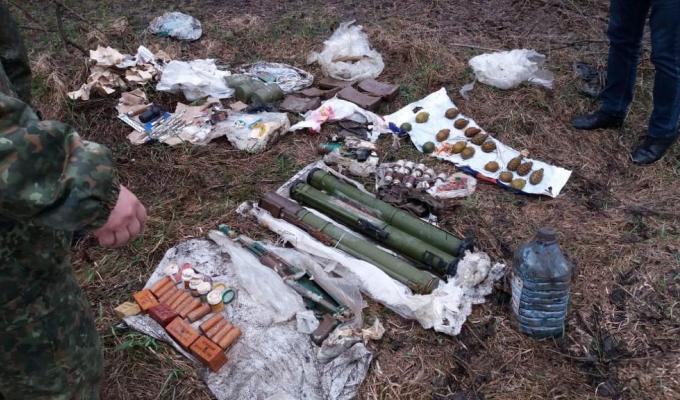 На Луганщині СБУ виявила схрон із військовими засобами ураження