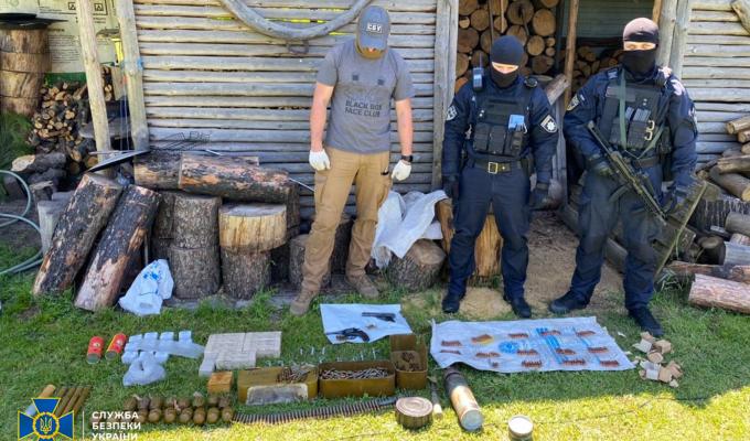 СБУ виявила поблизу лінії розмежування схованку зі зброєю: власника арсеналу затримано
