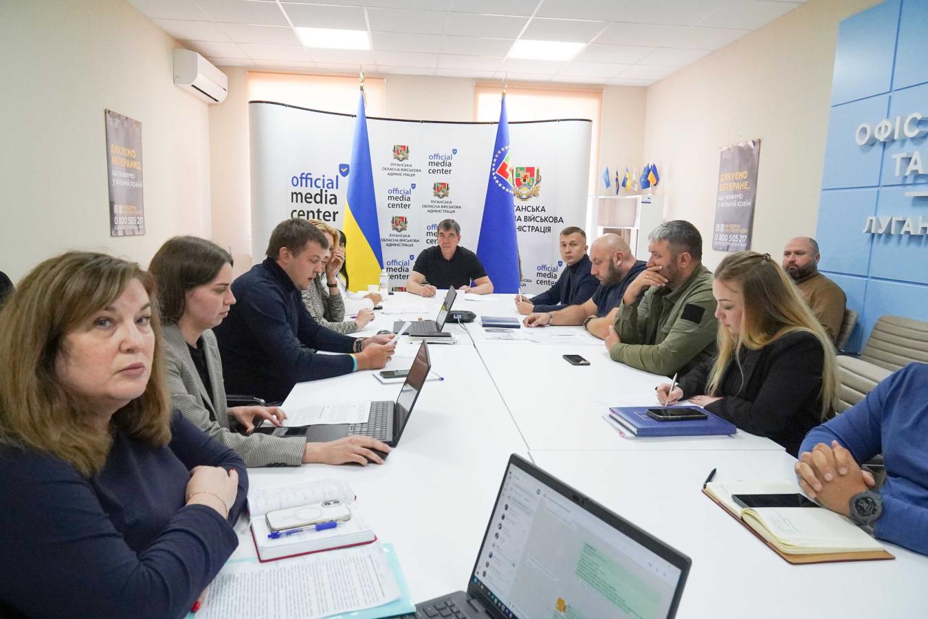 Одним з питань засідання Координаційного центру підтримки цивільного населення стала організація культурного обслуговування мешканців Луганщини.  «Попри релокацію, культура Луганщини живе – і це найкраще підтверджують тисячі відвідувачів наших різноманітних заходів», – сказав перший заступник голови облдержадміністрації Іван Бочко.  Доповів з цього питання директор Департаменту освіти, культури, молоді та спорту облдержадміністрації Олексій Бльоскін.  Із 47 закладів культури, переміщених до інших областей У