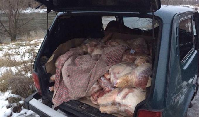 До Слов’яносербська не дійшли дві тонни контрабандної свинини