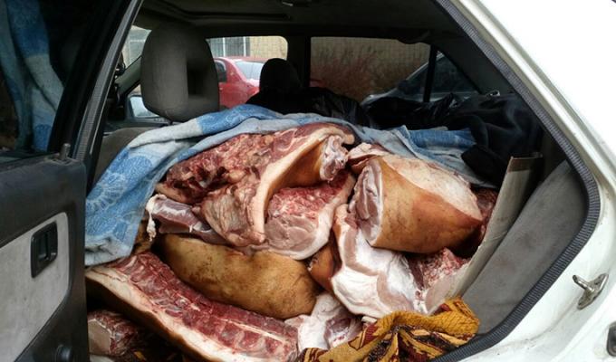 Поліцейські та фахівці Держпродспоживслужби вилучили м’ясо свинини невідомого походження