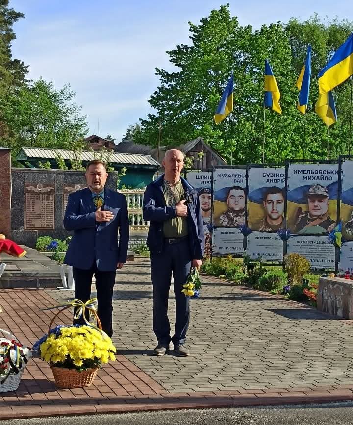 Пліч-о-пліч: пам’ять єднає. Представники Марківської та Дмитрівської громад вшанували подвиг воїнів та жертв Другої світової війни 