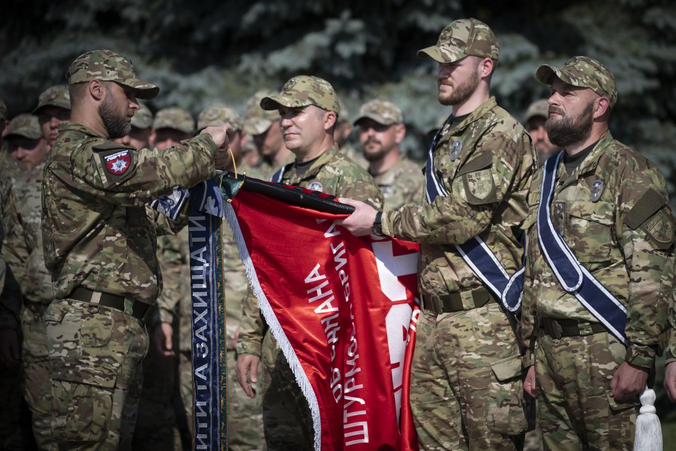 Володимир Зеленський вручив стрічку відзнаки «За мужність та відвагу» бригаді «Лють»