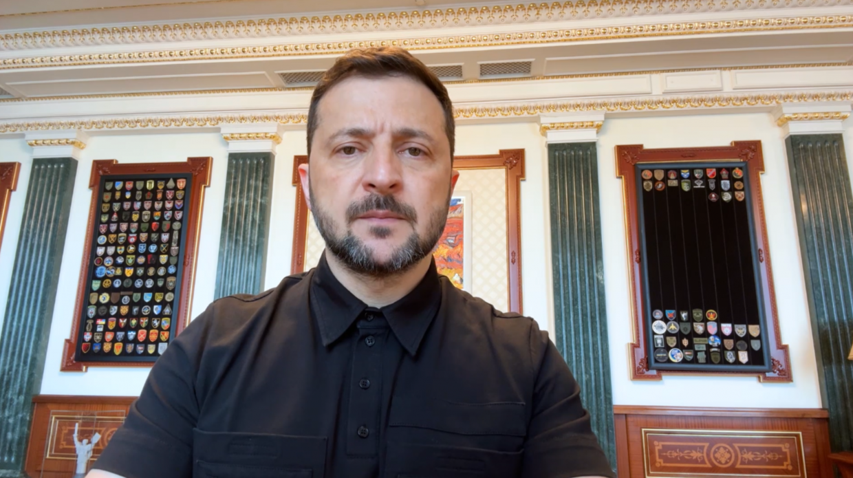 Щойно підписав новий санкційний пакет – і це особливі санкції, які б'ють по багатьох російських фінансових схемах – звернення Президента