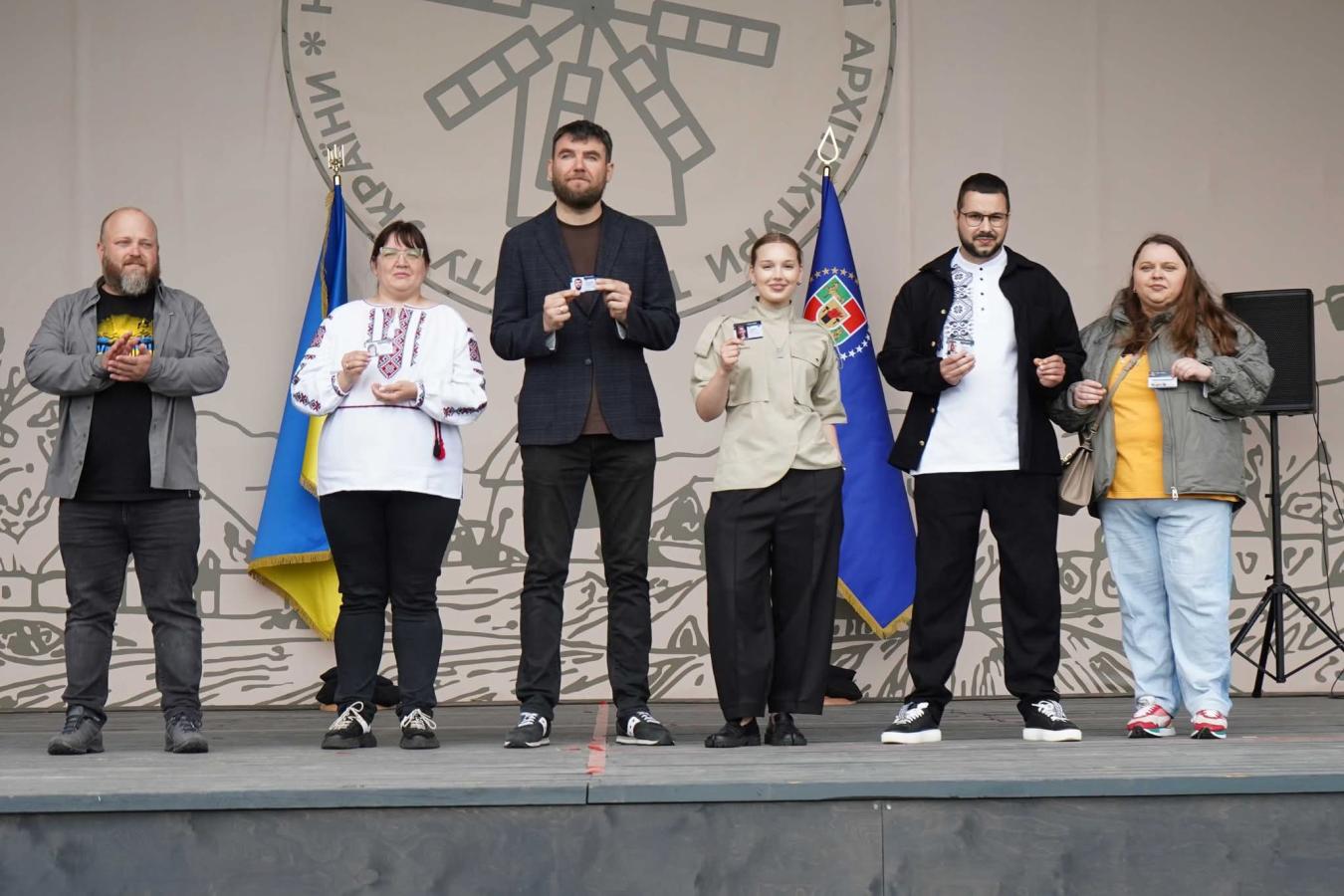 Сергій Жадан отримав посвідчення «Амбасадора Луганщини» №1
