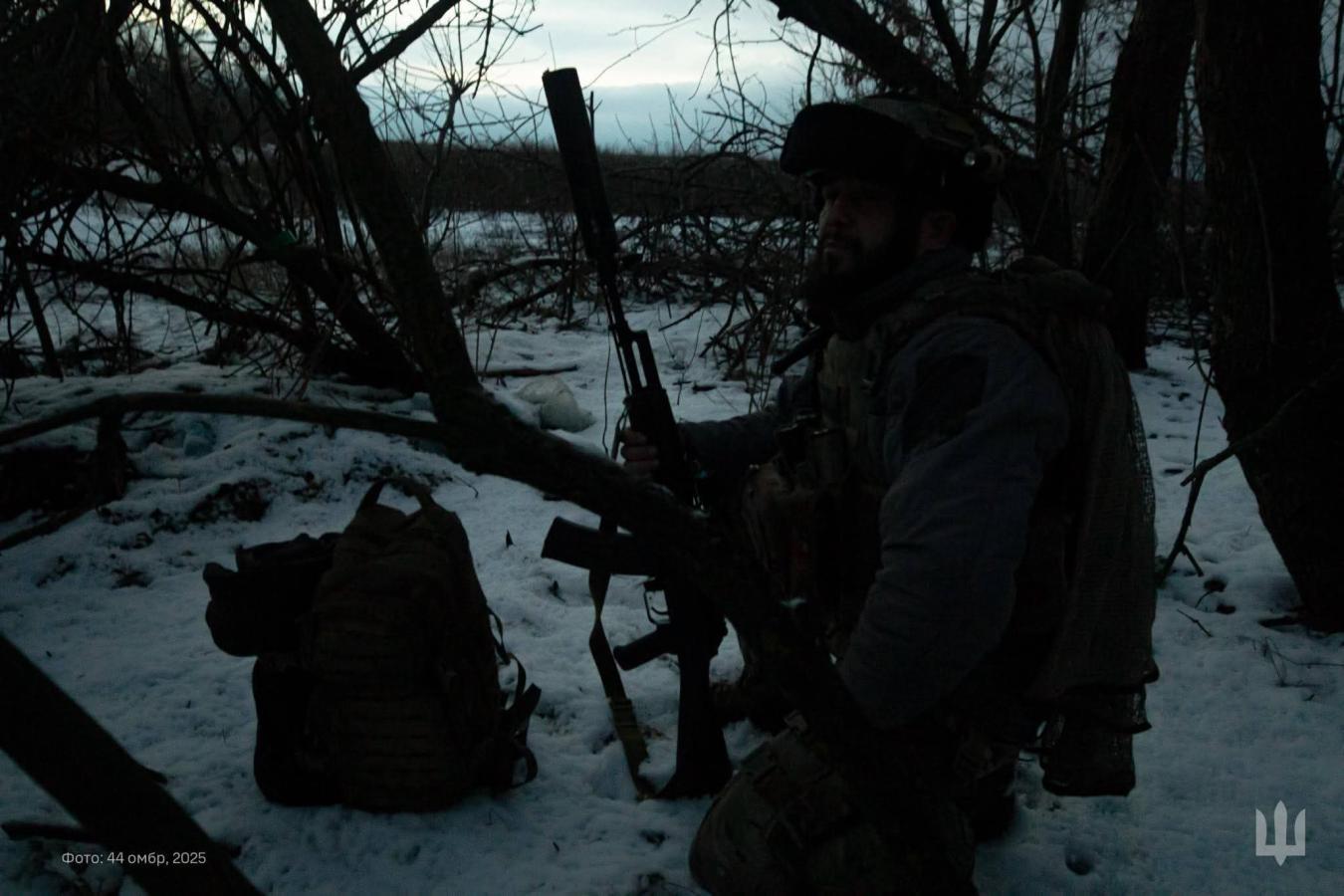 У багатоповерхівці в Сіверськодонецьку загарбники пофарбували фасад але не засклили вікна, в Лисичанську відсутнє світло декілька діб поспіль, ворог атакував з боку Нововодяного