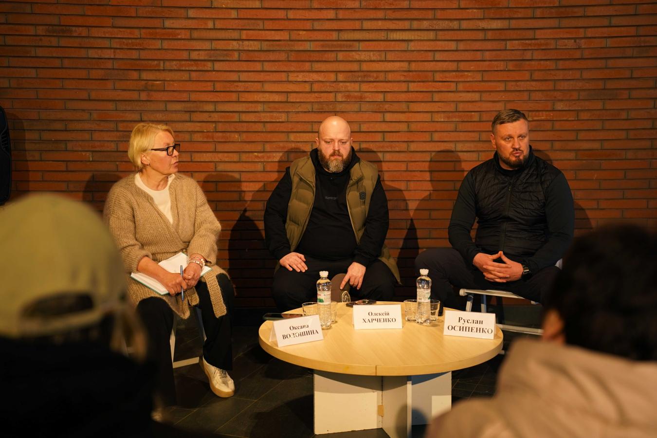 Луганці тепер є у кожній області України, тому під час робочих поїздок обов’язково зустрічаюсь із очільниками регіонів, щоб спільно вирішувати проблеми наших ВПО, – Олексій Харченко разом із Русланом Осипенком поспілкувався з луганчанами, які тепер мешкають у Чернівецькій області