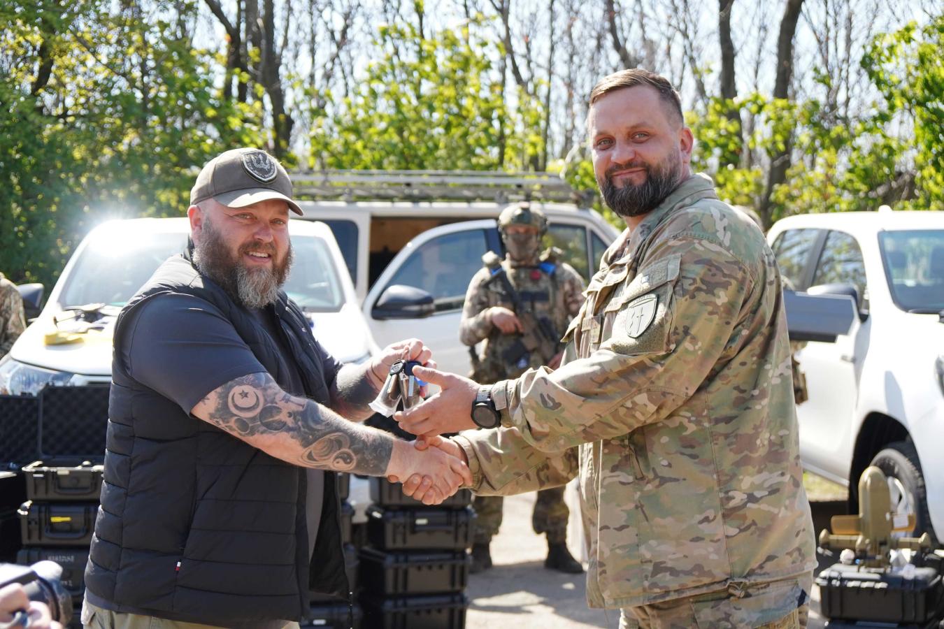 Олексій Харченко відзначив мужність «айдарівців» обласними нагородами та передав техніку для фронту