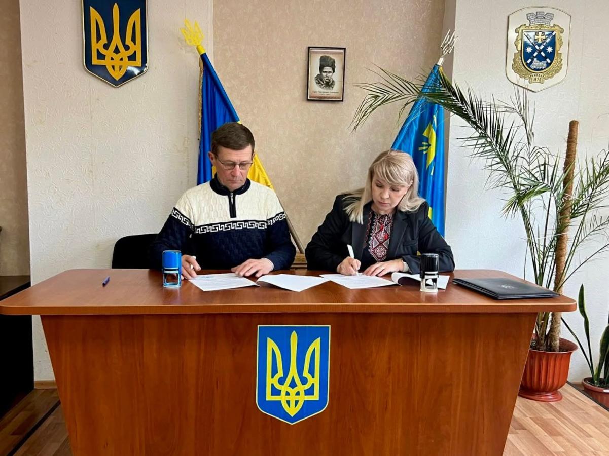 Мілівська та Ромоданівська громади започатковують співпрацю для подолання наслідків війни та підтримки мешканців  Очільниця Міловської селищної військової адміністрації Ірина Болткова та голова Ромоданівської селищної ради з Полтавщини Олександр Верещака підписали меморандум, який відкриває нові можливості для взаємодії між регіонами.   Громади офіційно закріпили своє партнерство в межах національного проєкту «Пліч-о-пліч: згуртовані громади».   Цей документ спрямований на подолання наслідків війни, підтрим