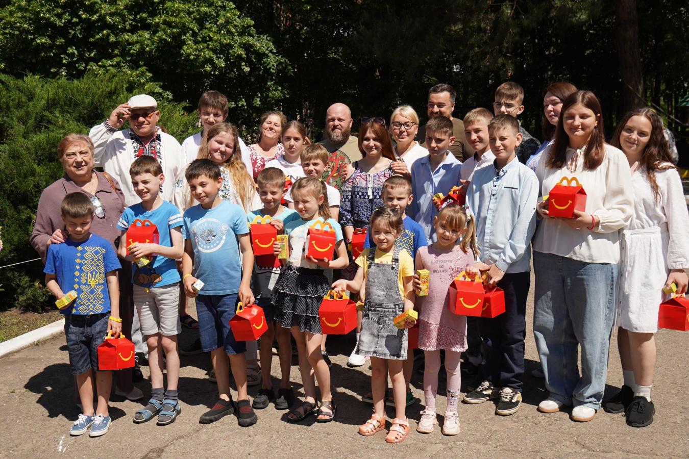 Олексій Харченко привітав із успішним закінченням навчального року дітей, які виховуються у малому груповому будинку «Світанок» та ДБСТ родини Курпас