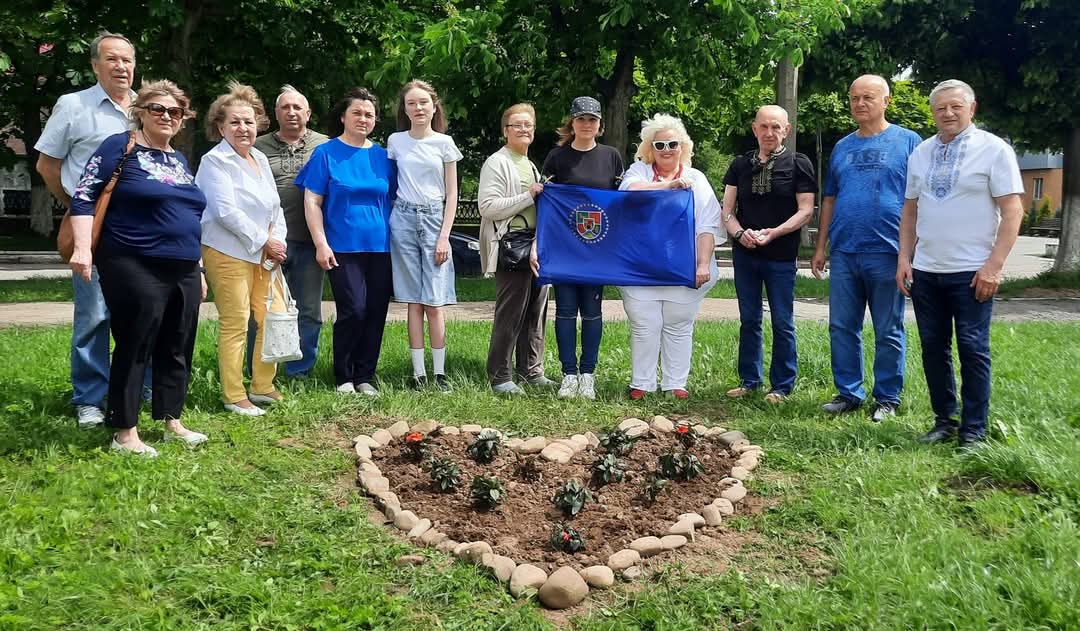 Луганщина - 12-й рік війни: на Прикарпатті луганчани на честь річниці нашої області облаштували квітник