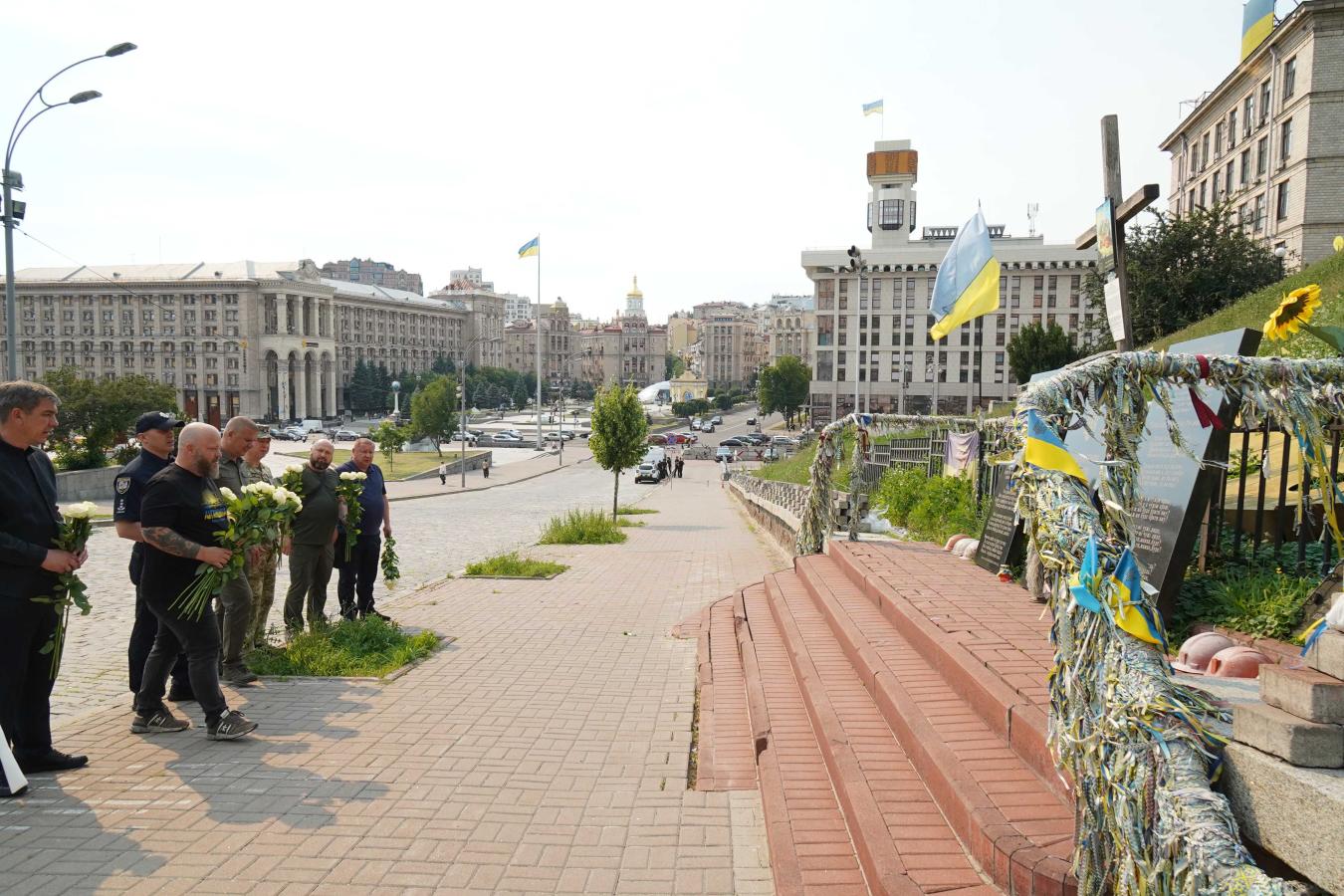 У День 30-ї річниці ухвалення Конституції України очільник Луганщини Олексій Харченко разом із представниками правоохоронних органів та громадськості області поклали квіти до Меморіалу на Аллеї Героїв Небесної Сотні як знак безмежної вдячності та шани усім Героям, які заплатили найвищу ціну за Незалежність нашої країни.