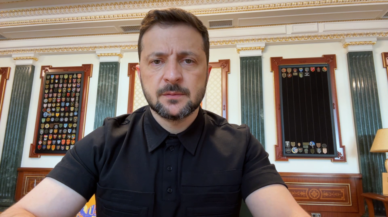 Російська економіка вже деградує, підтримаємо цей процес іще більше – звернення Президента