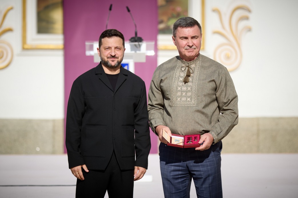 Почесного консула Литовської Республіки у Луганській області Робертаса Габуласа нагороджего орденом "За заслуги" ІІІ ступеня
