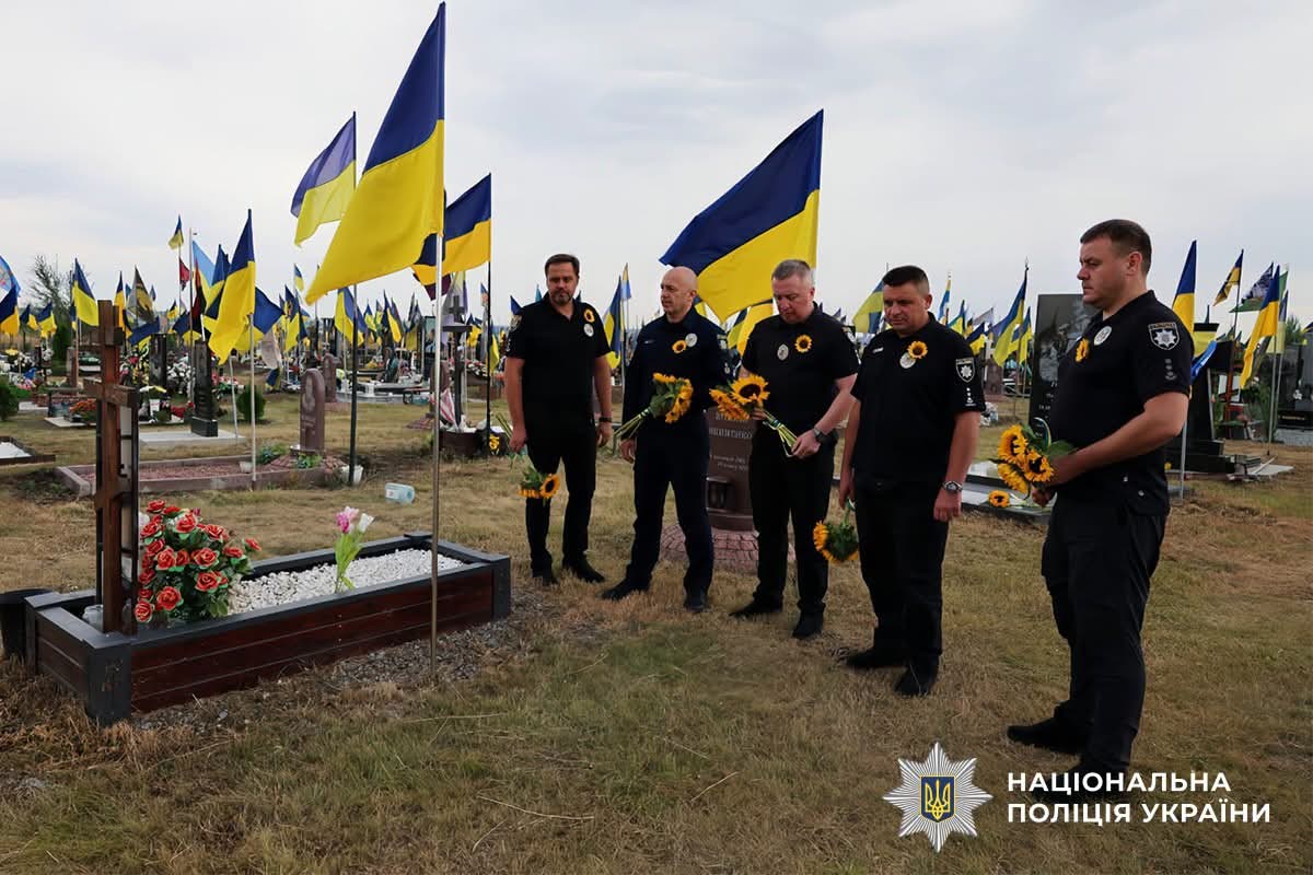 Поліцейські Луганщини вшанували пам’ять загиблих колег
