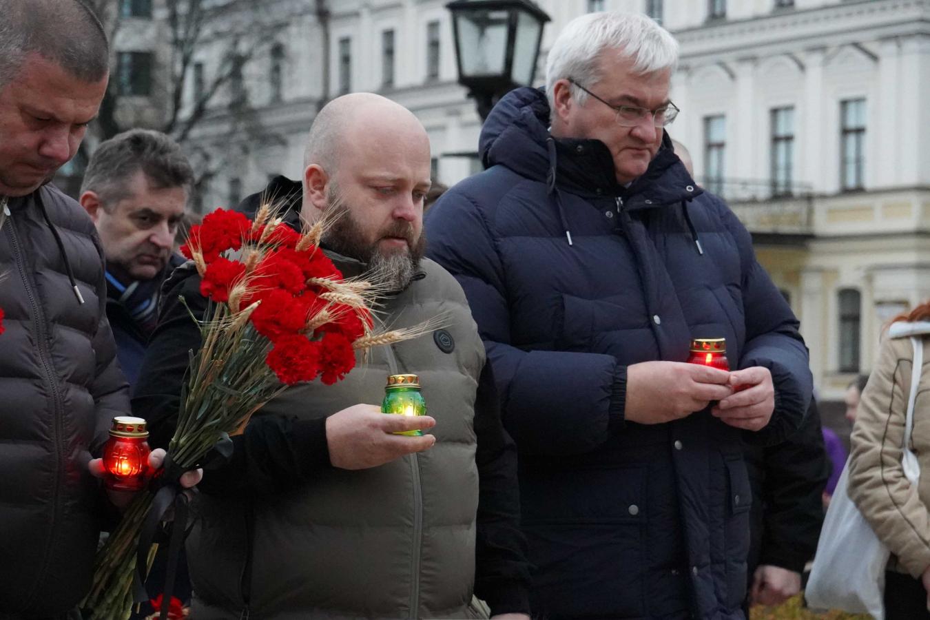 Сьогодні ми ще глибше розуміємо ціну хліба, свободи і миру, – Олексій Харченко поклав квіти до Пам’ятного знаку жертвам Голодомору 1932-1933 років в Україні