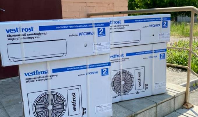 Бути добру: Лікарям, які протистоять COVID-19, встановили кондиціонери