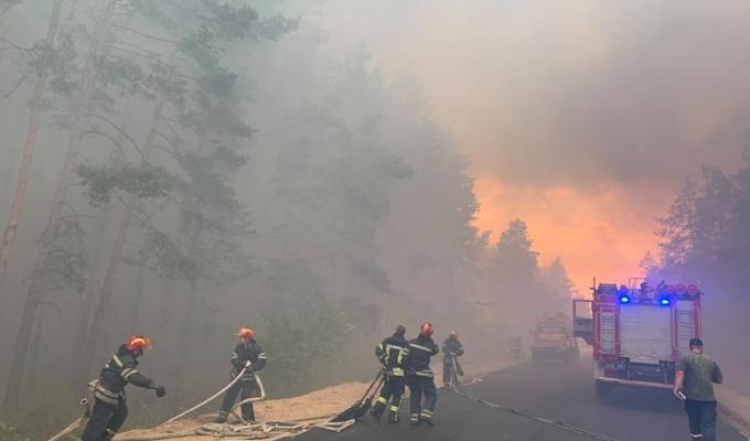 Рятувальники надають допомогу лісництву у ліквідації лісової пожежі у Новоайдарському районі
