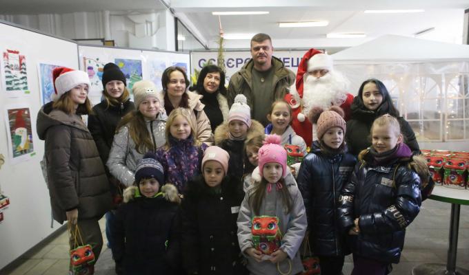 Талановиті діти Луганщини отримали солодкі подарунки від Артема Лисогора