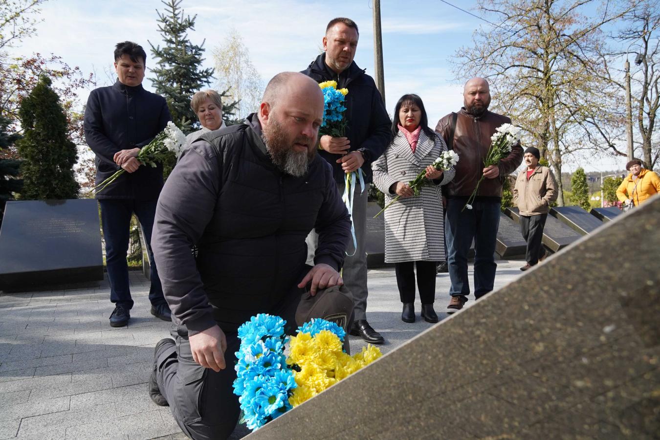 Їхній подвиг вимагав надлюдських зусиль і коштував найдорожчого — підірваного здоров’я та тисяч втрачених життів, - до 40-х роковин від дня аварії на Чорнобильській АЕС луганчани вшанували учасників ліквідації наслідків катастрофи