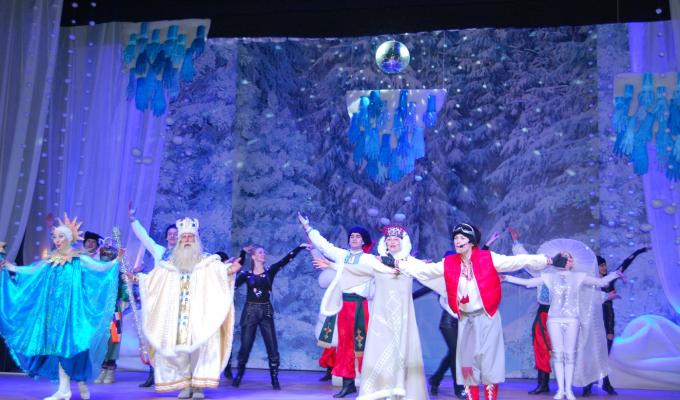 Луганський обласний академічний український музично-драматичний театр привітав маленьких глядачів із Новорічними та Різдвяними святами