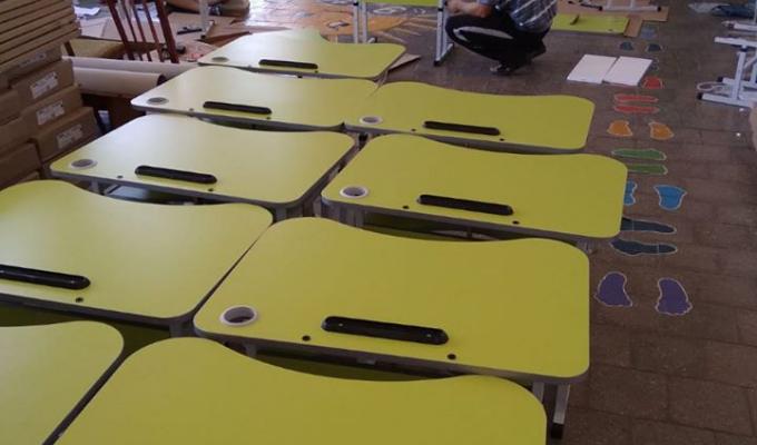 Для початкових шкіл Станично-Луганського району придбали нові сучасні меблі