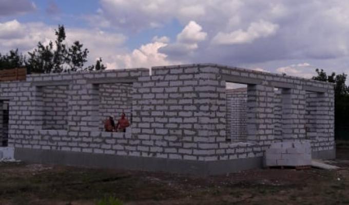 Триває будівництво медичної амбулаторії у селищі Широкий Станично-Луганського району