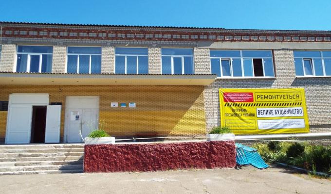 У Станично-Луганській школі ремонтують спортзал