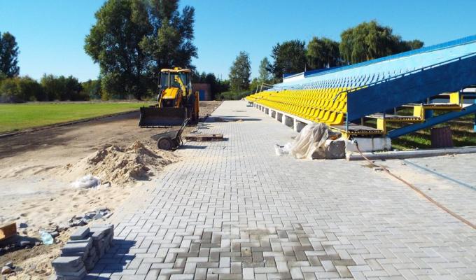 Велике будівництво: у Станиці Луганській триває ремонт спортзали та реконструкція стадіону