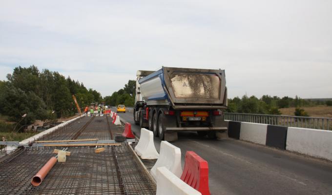 Велике будівництво: у Новоайдарському районі відбудовують міст