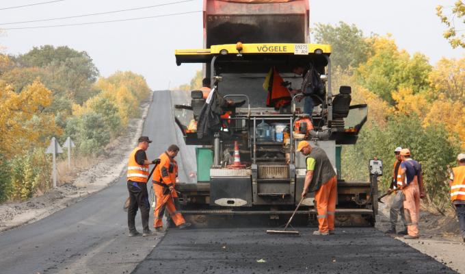 Велике будівництво: на дорозі між Сєвєродонецьком та Золотим завершують укладання нижнього шару асфальту