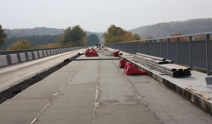 Ремонт лівої сторони мосту в Новоайдарі наближається до завершення 