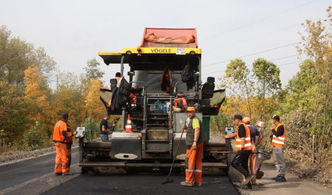 На маршруті Сєвєродонецьк – Золоте завершують укладання вирівнюючого шару асфальту