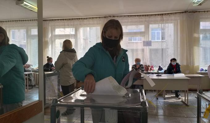 На Луганщині проголосували 24% виборців. Поліція зареєструвала 40 повідомлень про порушення виборчого законодавства
