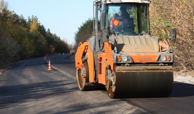 Велике будівництво: на дорозі від Старобільська до Новоайдара завершують укладання нижнього шару асфальту