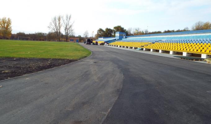 На стадіоні в Станиці Луганській укладають покриття для бігових доріжок