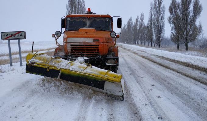Для забезпечення проїзду на дорогах області задіяли 90 одиниць техніки