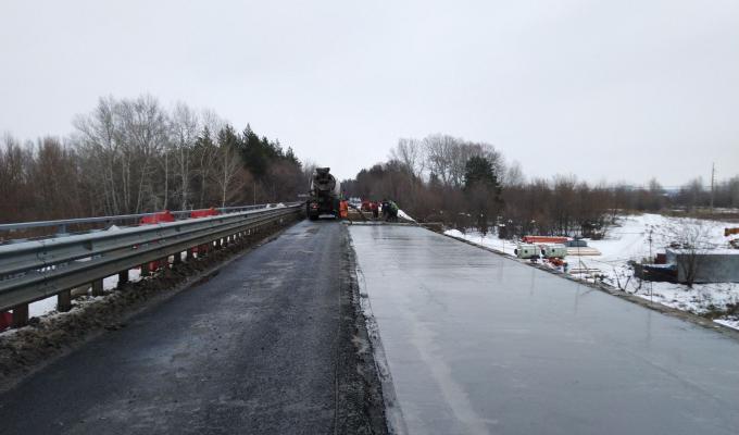 Велике будівництво: на мосту в Новоайдарі завершили бетонування прольотів