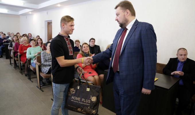 У Кремінній Сергій Філь вручив ключі від квартири захиснику-медику 