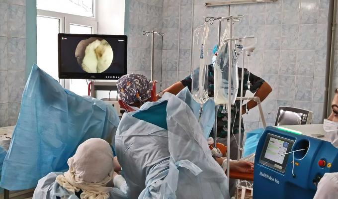  У обласній лікарні провели операцію з лазерного контактного подрібнення сечових каменів