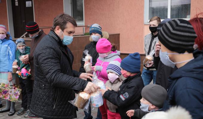 Діти та військові отримали привітання з Великоднем від Сергія Гайдая