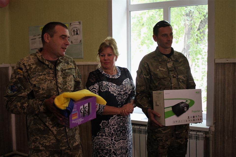 До 150-ти  річчя освітнього стажу села Кримське  офіцери цивільно-військового співробітництва подарували школі новий мультимедійний центр