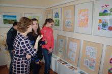 У Сєвєродонецьку відкрилася виставка «Ми за мир», де представлені малюнки дітей, які проживають по обидва боки від лінії розмежування у Луганській та Донецькій областях