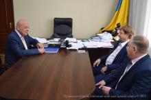 Оркестром на День Перемоги в Сєвєродонецьку диригуватиме австрійський композитор Курт Шмід  А так звана ЛНР задовольнятиметься другосортною російською попсою і гармошкою з балалайкою