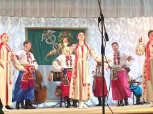 Під овації глядачів виступає ансамбль «Радани» на Харківщині